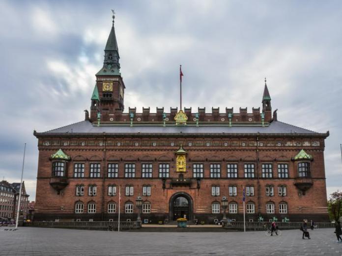 Fotografi af Københavns Rådhus set fra Rådhuspladsen.