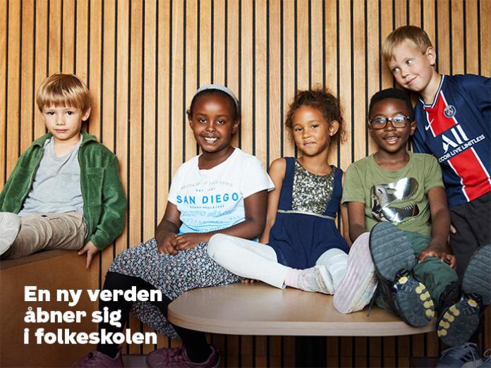 fem børn sidder sammen i et skolelokale