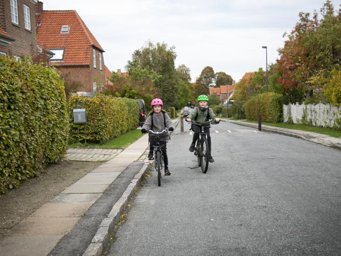 Børn cykler på vej