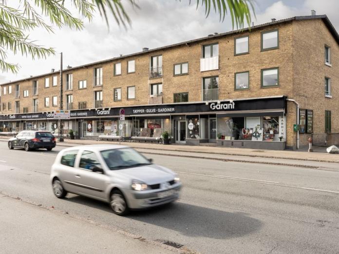 Her ses den nuværende facade på andelsboligforeningen Ålholmhus, der ligger på hjørnet af Roskildevej og Ålholmvej i Valby, som er udvalgt til forsøget med plantevæggen.